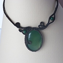 Collier marron chocolat en micro-macram&eacute; avec une pierre gemme verte